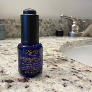 Kiehl’s midnight recovery face oil